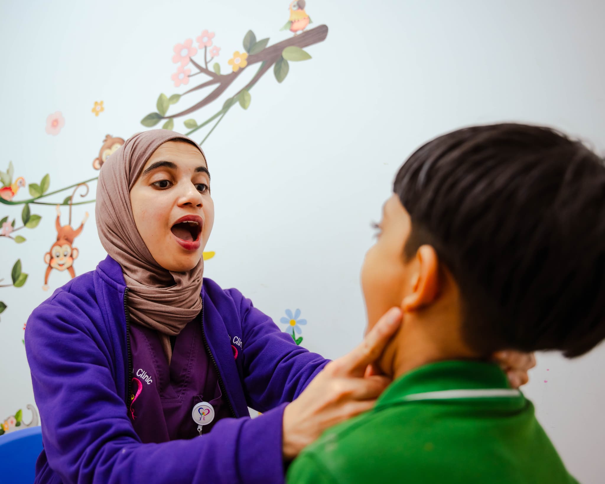 PROMPT therapy tactile cueing during a pediatric speech session in Dubai